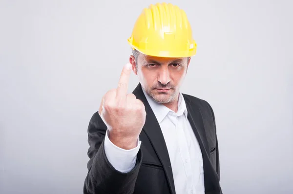 Capataz vestindo hardhat fazendo gesto obsceno — Fotografia de Stock