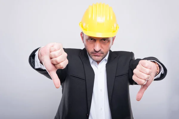 Capataz con sombrero de fuerza haciendo gesto pulgar hacia abajo —  Fotos de Stock