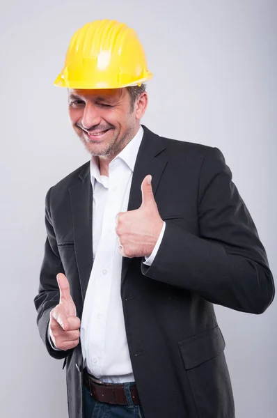 Capataz con sombrero de fuerza haciendo pulgar hacia arriba y apuntando a la cámara —  Fotos de Stock