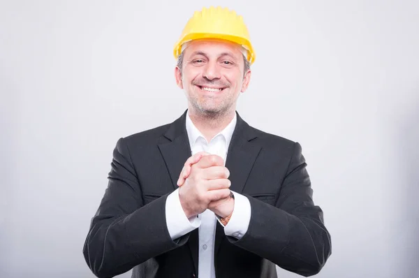 Knappe aannemer dragen helm gebaren hand schudden — Stockfoto