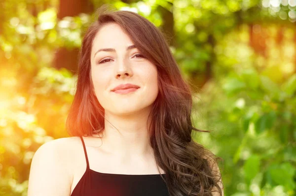 Retrato de verano de una chica feliz llena de sol — Foto de Stock