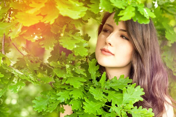 Красивая женщина портрет под открытым небом среди листьев деревьев — стоковое фото