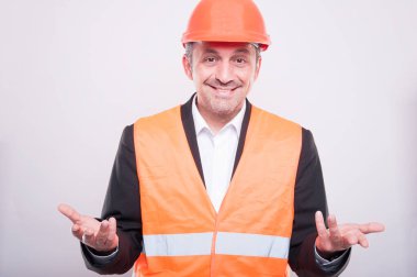 Açıklama jest yapma yansıtıcı yelek giyen mühendisi