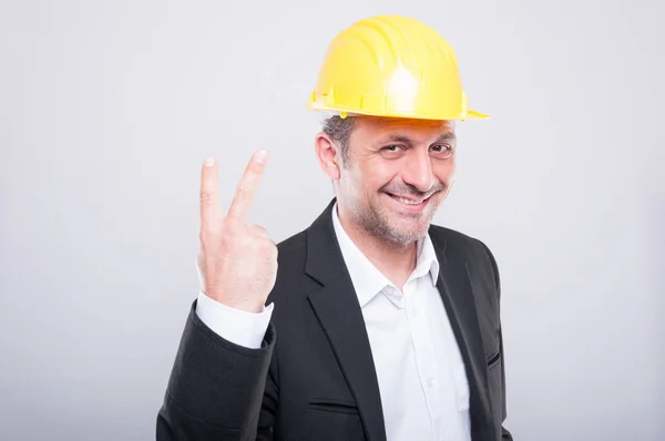 Retrato del ingeniero guapo mostrando el gesto número dos —  Fotos de Stock