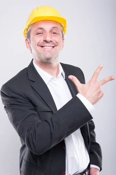 Retrato de belo engenheiro mostrando gesto número três — Fotografia de Stock