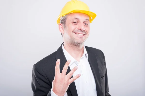 Retrato de contratista atractivo mostrando el gesto número cuatro — Foto de Stock