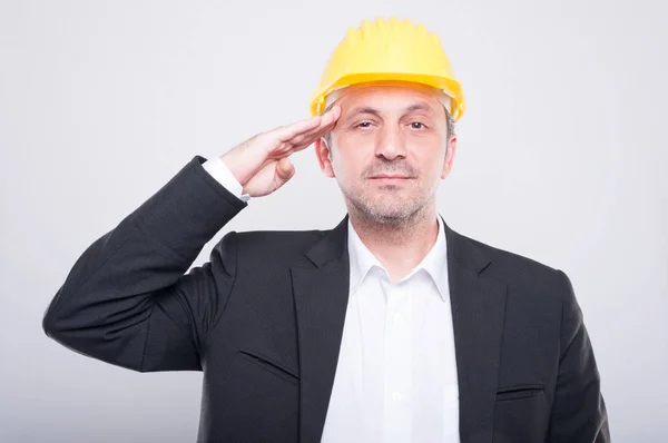 Retrato del capataz sosteniendo su casco haciendo un gesto de saludo —  Fotos de Stock