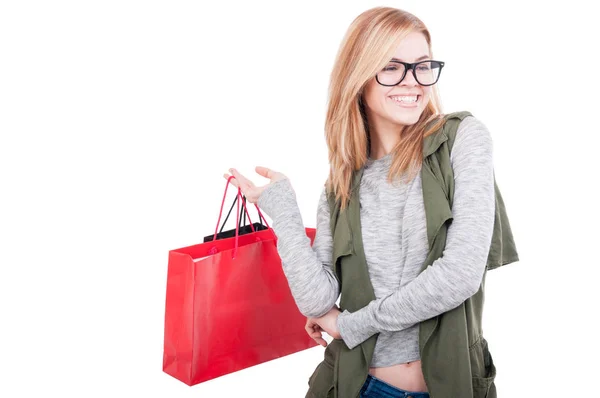 쇼핑백과 젊은 웃는 여자의 초상화 — 스톡 사진