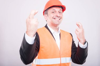 Parmak çarpı işareti jest yapma gülümseyen giyen hardhat mühendisi