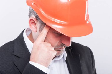 Foreman işçisi yapım düşünme jest giyen Close-Up