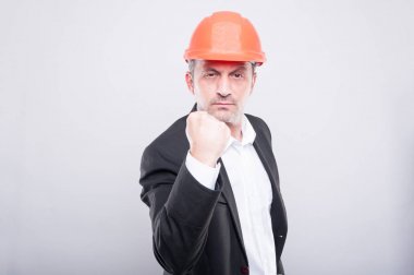 Deli yüklenici mücadele işçisi gösteren yumruk giyiyor