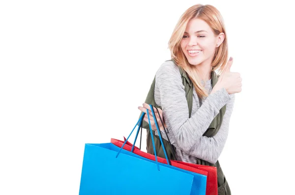 Glücklich lächelnde Frau mit Einkaufstüten — Stockfoto