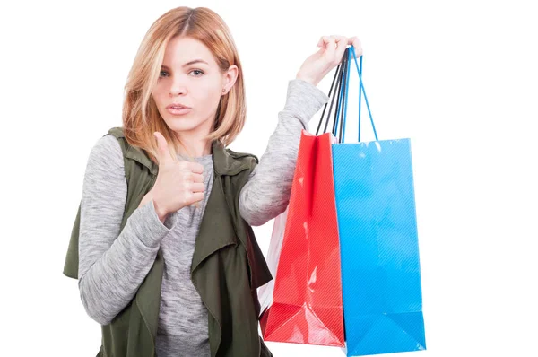 Hermosa hembra llevando bolsas de compras coloridas — Foto de Stock