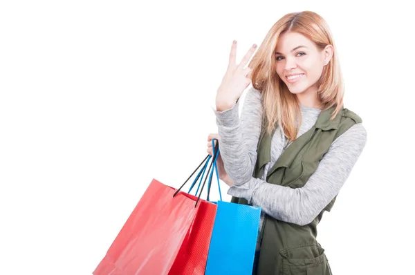 Junge Frau in lässiger Kleidung trägt Einkaufstüten — Stockfoto