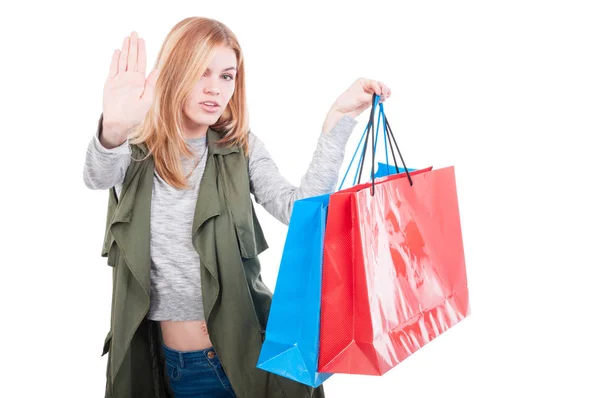 Menina de compras com sacos de presente coloridos — Fotografia de Stock