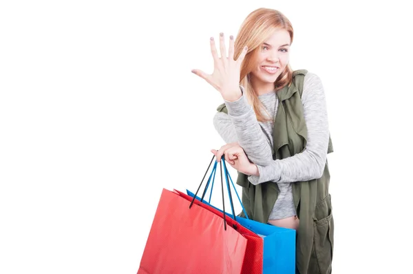 Hermosa mujer con estilo en las compras mostrando cinco dedos — Foto de Stock