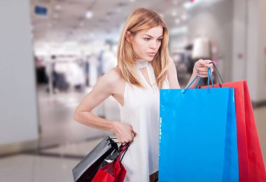 Shop alışveriş torbaları standları ile şirin kız