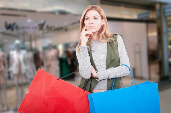 Jonge vrouw op de shopping mall — Stockfoto