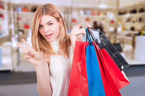 Elegante chica sonriente con bolsas de compras — Foto de Stock