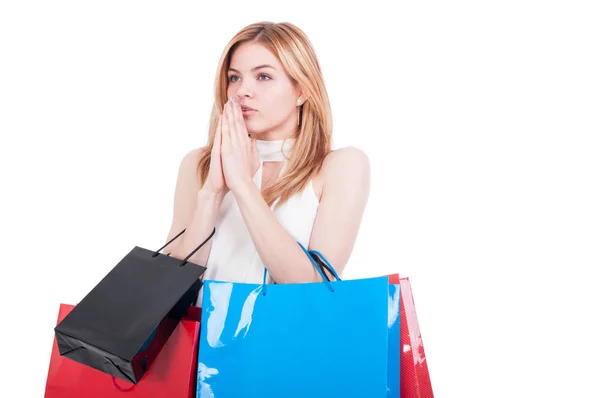 Shopper femminile con sacchetti di carta che si tengono le mani strette — Foto Stock