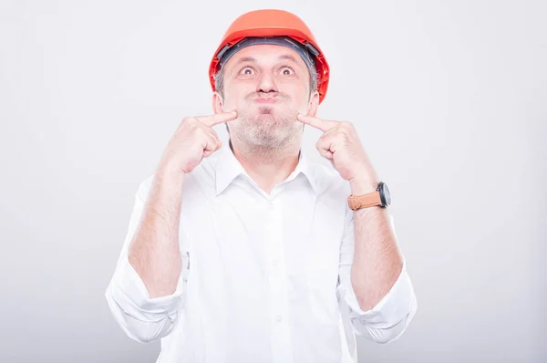 Portret wykonawca ubrany robotnik podejmowania gest głupie — Zdjęcie stockowe