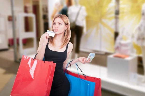 Kobieta, zakupy i płacąc kartą debetową — Zdjęcie stockowe