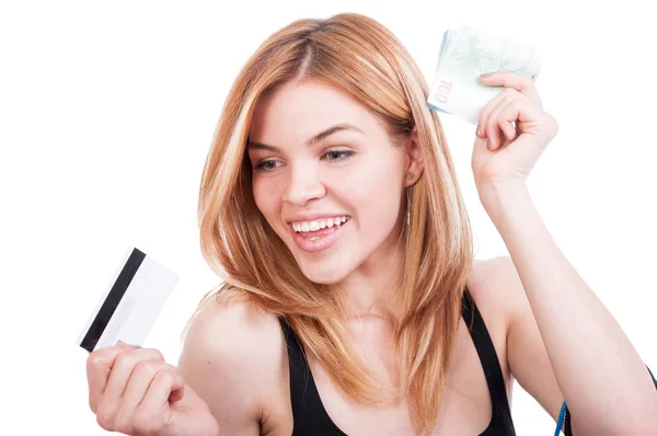 Πορτρέτο γυναίκας δείχνει χρήματα και πιστωτικών καρτών — Φωτογραφία Αρχείου