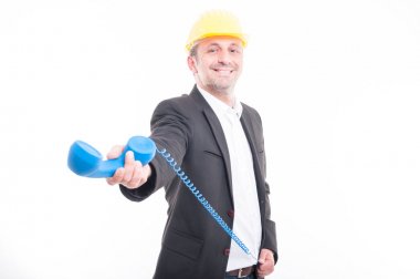 Büyük mavi telefon ahizesi gösterilen mimar portresi