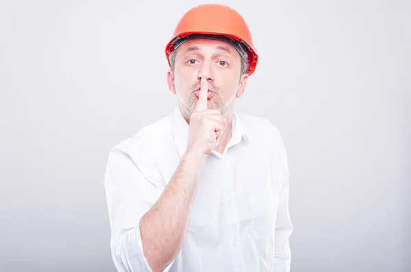 Retrato del contratista con sombrero de fuerza haciendo gesto sush — Foto de Stock