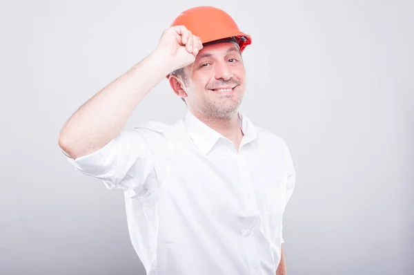 Retrato del contratista posando sosteniendo su hardhat naranja — Foto de Stock