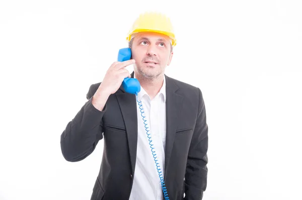 Mavi büyük telefon ahizesi üzerinde konuşurken mimar portresi — Stok fotoğraf