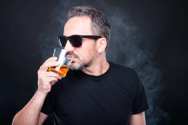 Joven confiado con un vaso de whisky — Foto de Stock