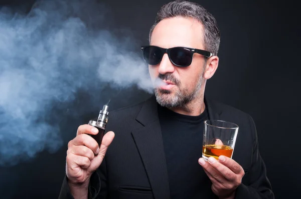 男性吸烟电子烟 — 图库照片