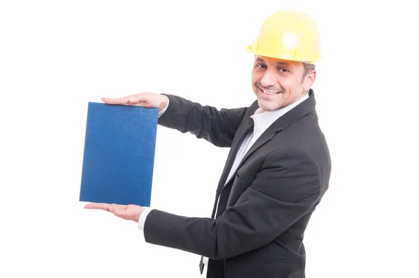 Portrét dodavatel drží modrý karton nosit bezpečnostní přilba — Stock fotografie