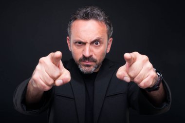 Sana işaret eden öfkeli klas adam