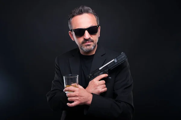 Jefe peligroso de la mafia bebiendo whisky — Foto de Stock