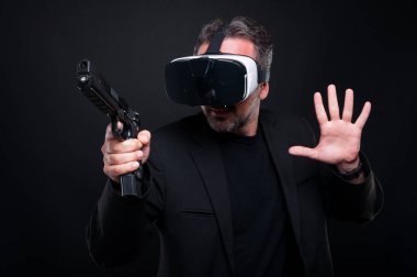 Silah ve vr gözlüklü erkek gangster