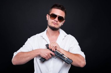 Erkek gangster veya tehlikeli tabanca ile silahlı