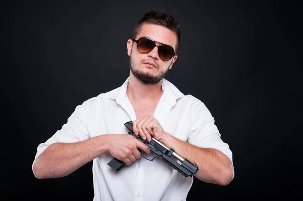 Férfi gengszter vagy fegyveres, veszélyes pisztoly — Stock Fotó