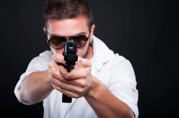 Gangster moordenaar die gericht zijn op u met automatische pistool — Stockfoto