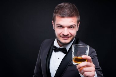 Neşeli adam siyah adam viski içme