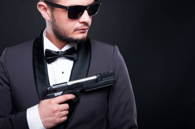 Yakışıklı mafya üyesi silahlı tabanca ile