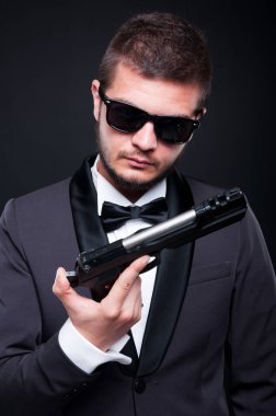 Bir tüfek veya tabanca ile güçlü gangster
