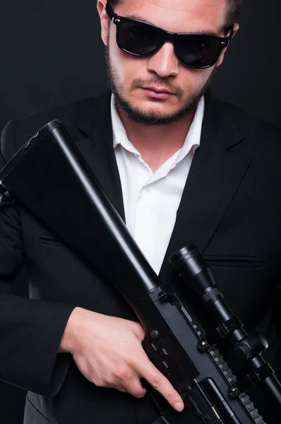 Portrait of man with machine gun in hands — Stock Photo, Image