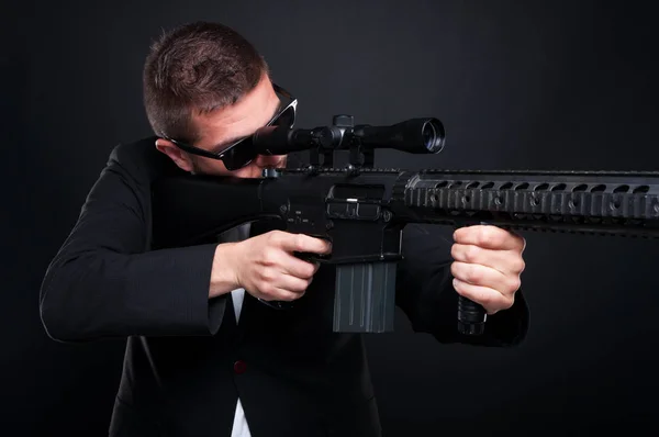 Assassino masculino com rifle sniper — Fotografia de Stock