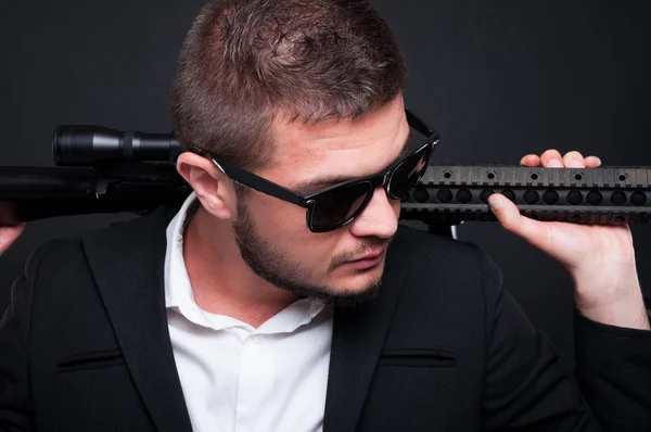 Uomo gangster armato con arma — Foto Stock