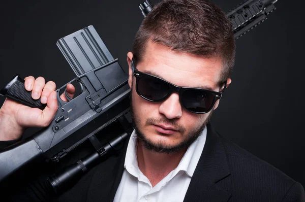 Retrato de close-up de gangster masculino com arma automática — Fotografia de Stock