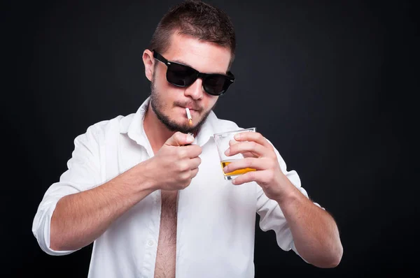 Joven gangster bebiendo y fumando — Foto de Stock