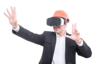Sarı hardhat ve vr gözlük takıyor ve mimik ustabaşı