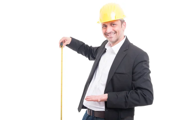 Arquiteto usando chapéu duro mostrando fita métrica — Fotografia de Stock